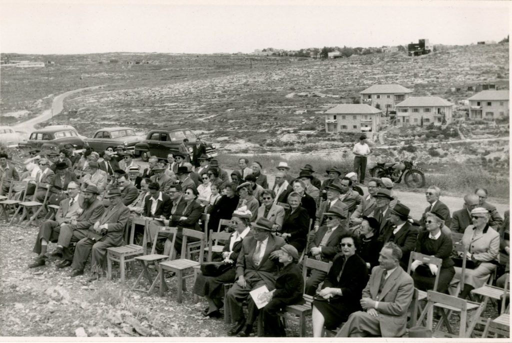 קהל המוזמנים לטקס הנחת אבן היסוד לבית האקדמיה. ברקע שכונת נווה שאנן.