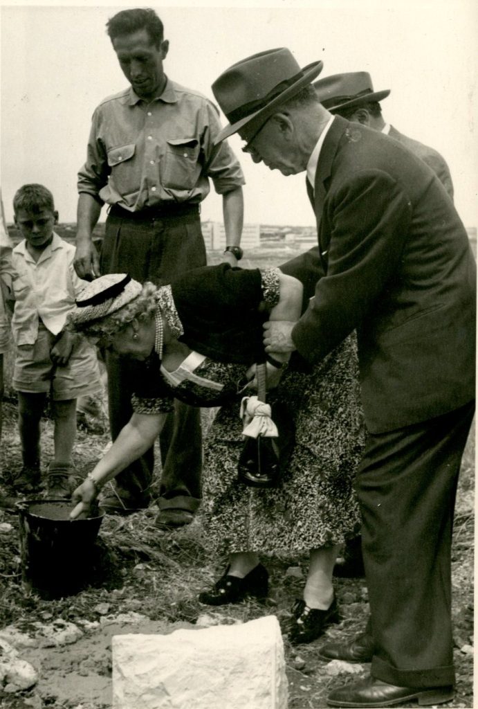 בני הזוג זלצמן יוצקים את אבן היסוד לבית האקדמיה.