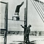 אדם עושה עמידת ידיים על מתח
